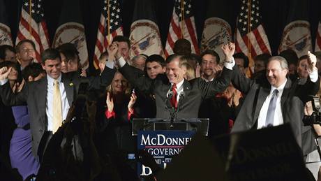 Republikánská radost v podání Boba McDonnella, který obsail post guvernéra ve Virginii (4. listopadu 2009)