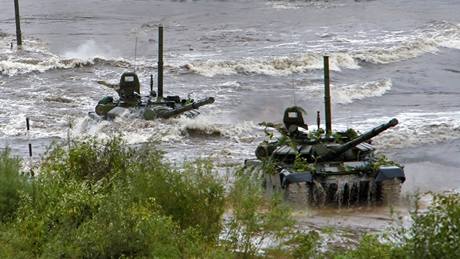Ruské tanky se zúastnily cviení Západ 2009 na bezích Baltského moe (29. záí 2009)