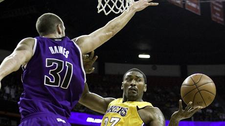 LA Lakers - Sacramento: souboj domácího Rona Artesta (vpravo) se Spencerem Hawesem