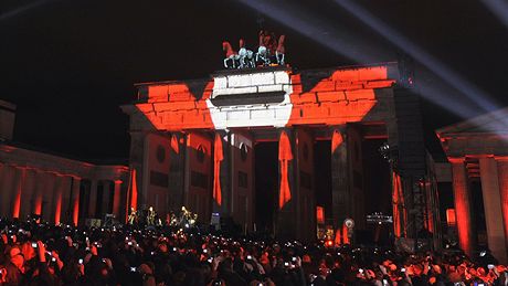 Kapela U2 u Braniborské brány pipomnla 20. výroí pádu Berlínské zdi.