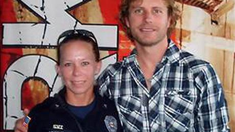 Policistka Kimberly Munley s hudebníkem Dierksem Bentleyem.