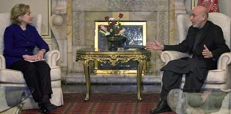 Americk ministryn zahrani Hillary Clintonov se staronovm afghnskm prezidentem HAmdem KArzm (19. 11. 2009)