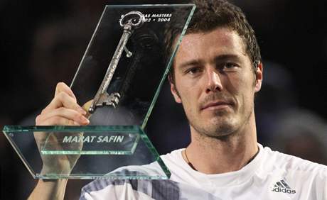 Marat Safin dr symbolick kl od pask haly Bercy, kde tkrt vyhrl turnaj Masters