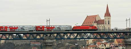 12. listopadu 2009 pijel první elektrický vlak z rakouského Retzu a do Znojma