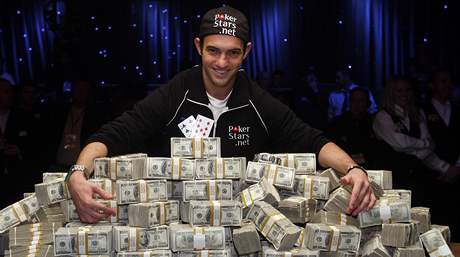 A JE V BALÍKU. Mladík Joe Cada práv vyhrál pokerový turnaj v Las Vegas. Získaná ástka je vysoká - skoro 145 milion korun.