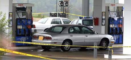 Jednou z obt washingtonskho odstelovae byl i mu tankujc palivo u benzinov stanice. (11. jna 2002)