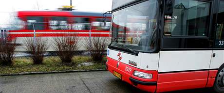 Mladíci zaútoili na idie autobusu slzným plynem. Policie je krátce na to dopadla. Ilustraní foto