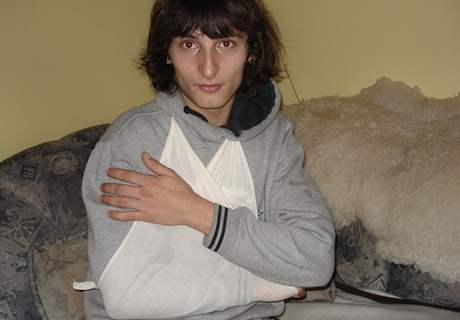Dvacetiletý Tibor Balá tvrdí, e ho zbil policista v místnosti bez kamer