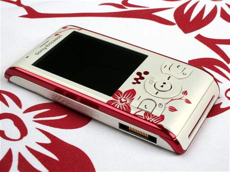 Sony Ericsson W595 a stylová taka