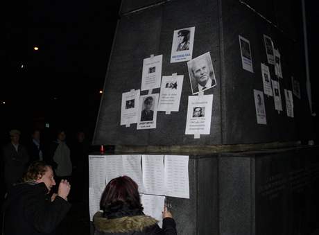 Srp a kladivo na pomníku v Králov Poli pekryly portréty a seznamy obtí komunismu  