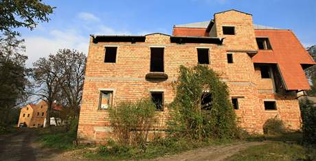 Mikulovský hotel Réva je rozestavný od roku 1989 