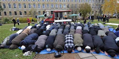 Muslimov se modl ped soudn budovou v saskch Dranech (11. listopadu 2009)