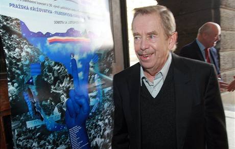 Václav Havel pichází na pednáku na Filozofickou fakultu Univerzity Karlovy v Praze.