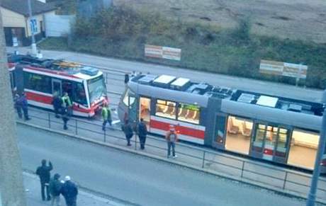 Dv tramvaje se ráno srazily na zastávce.