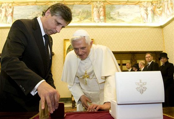Premiér Jan Fischer a pape Benedikt XVI. si ve Vatikánu vymnili dary. (14. listopadu 2009)