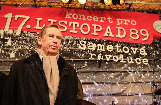 Václav Havel na brnnském námstí Svobody pi výroí sametové revoluce.
