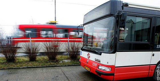 Mladíci zaútoili na idie autobusu slzným plynem. Policie je krátce na to dopadla. Ilustraní foto