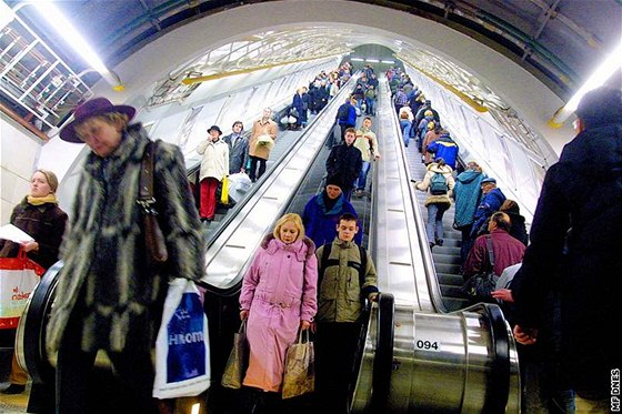 Cestující v praském metru.