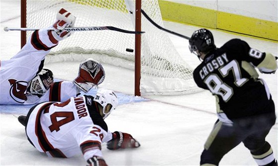 Pittsburgh - New Jersey: Brodeur se natahuje po stele Crosbyho