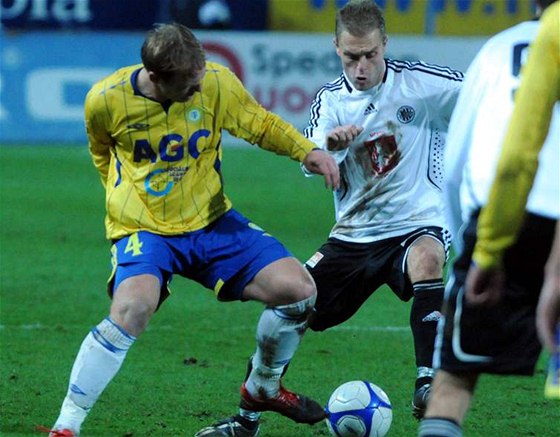 Teplice - Hradec Králové: Martin Klein (vlevo) a Roman Fischer z Hradce Králové. 