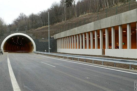 Tunel na dálnici D8 ped dokonením v roce 2006