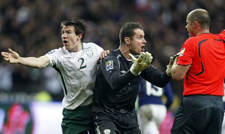 Francie - Irsko, hostujc hri Sean St Ledger (vlevo) a Shay Given reklamuj ruku u rozhodho.