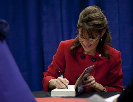Sarah Palinov podepisuje svou knku (18.11.2009)