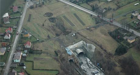 Leteck pohled na propadlou stavbu elezninho tunelu u Jablunkova. (19.11.2009)