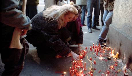 Mlad ena umisuje svku na mst kde dolo k nsil na demonstrantech z Albertova v podloub na Nrodn td 19. listopadu 1989.