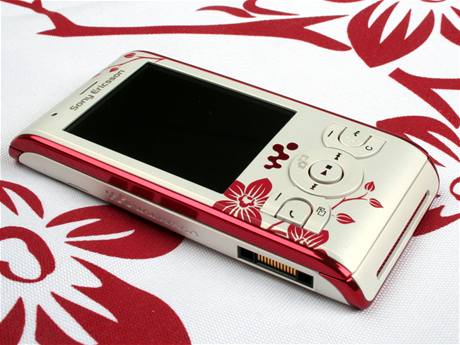 Sony Ericsson W595 a stylová taka