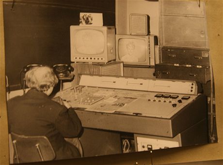 Buková hora - kontrolní pracoviště, kde dozor sledoval, zda diváci mají obraz. Fotografie pochází ze šedesátých let.