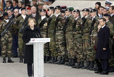 Konec prvn svtov vlky si v Pai pipomnla nmeck kanclka Angela Merkelov a francouzsk prezident Nicolas Sarkozy (11. listopadu 2009)