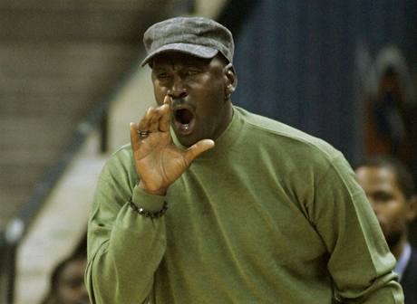 Michael Jordan povzbuzuje hre Charlotte Bobcats