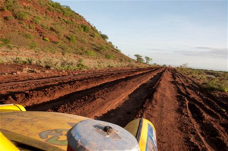 Trabantem Afrikou. Ani koleje n�s nezastav�. Jen se mus� balancovat na vrcholc�ch.