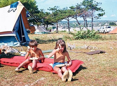 Jugoslávie, ostrov Krk, 1969. Jídlo se vozilo z domova, ale dětem se vždycky na místě dopřávaly melouny, broskve a zmrzliny