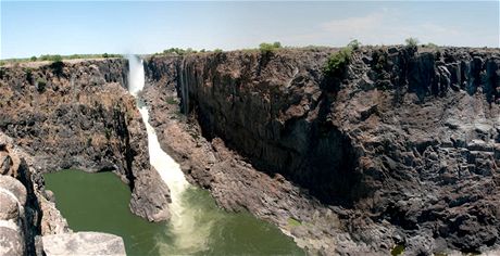 Ta skála nalevo, to jsou ty slavné Viktoriiny vodopády. Na všech slavných fotografiích teče voda, protože je fotí v období dešťů.