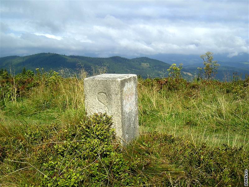 Hraniní patník z let 193945 na hebeni Javorník