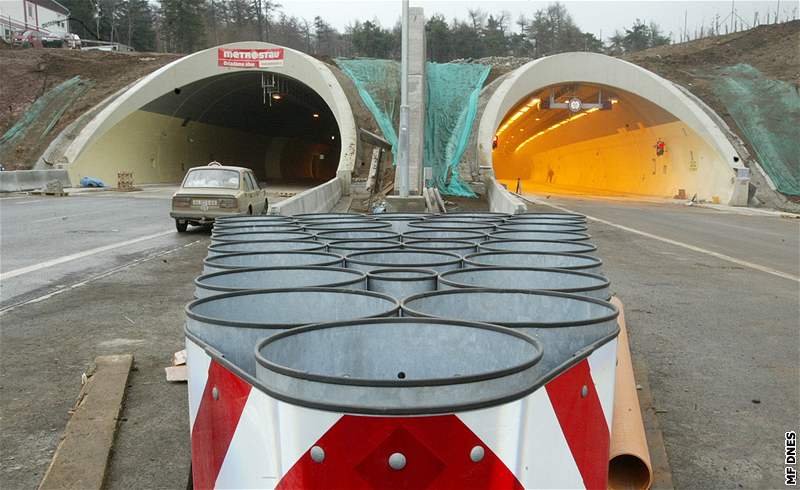 Tunely na dálnici D8 ped dokonením v roce 2006