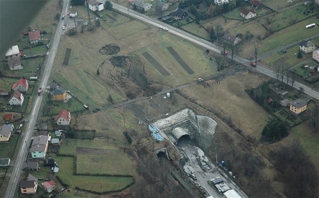 Letecký pohled na propadlou stavbu elezniního tunelu u Jablunkova. (19.11.2009)