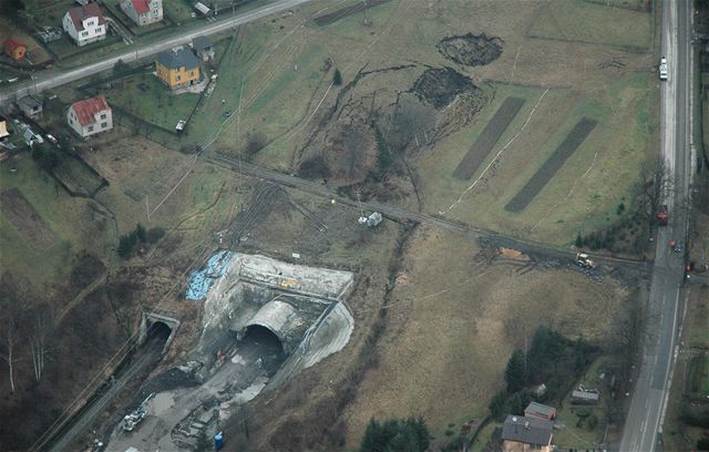 Letecký pohled na propadlou stavbu elezniního tunelu u Jablunkova. (19.11.2009)