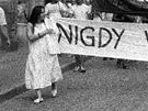 21. srpen 1989 v polském Tín. Poláci se omlouvají za úast na okupaci eskoslovenska v roce 1968. Krystyna Krauze, vlevo v bílých atech, nese transparent.