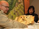 Kurátorka z peruánského muzea Patricia Arana (vpravo) v Brn vybalovala zlatý poklad Ink