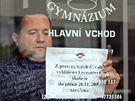 Zástupce editele gymnázia v Chebu Jan ídek vyvuje oznámení o karantén koly. (12. listopadu 2009)
