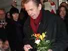 Exprezident Václav Havel u památníku na Národní