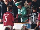 etí fotbalisté dostávájí stíbrné medaile. Pedává jim je anglická královna. Jako první si ji bere kapitán Miroslav Kadlec.