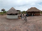 Uhlíská vesnika v hlubokých lesích Zambie, uklizeno a vypulírováno