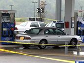 Jednou z obt washingtonskho odstelovae byl i mu tankujc palivo u benzinov stanice. (11. jna 2002)