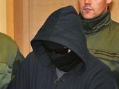 Alex Wiens se celou dobu procesu skrval za kapucou a brlemi (11. listopadu 2009)