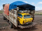 Trabantem Afrikou. P�i couvání k ramp� jsme ani nedýchali. Po hodin� práce se nám necht�lo auta zni�it.