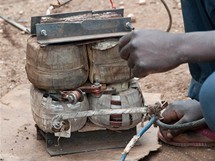 Trabantem Afrikou. M�stn� sv��e�ky moc d�v�ry nevzbuzuj�. Ale funguj�.